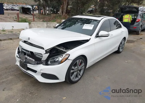 2018 Mercedes-Benz C 300 z USA, uszkodzony, nr VIN 55SWF4JB8JU277299